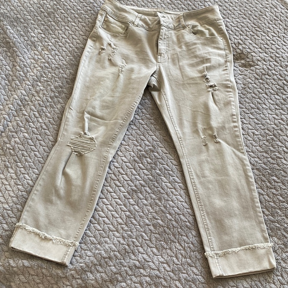 Light olive green Refuge ankle jeans. Size 10   No tags never worn.